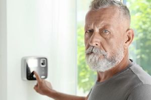 Пять причин, по которым пожилым людям нужна система безопасности дома