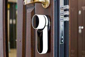 Вразливість безпеки в пристроях Smart Home дозволяє хакерам розблокувати двері