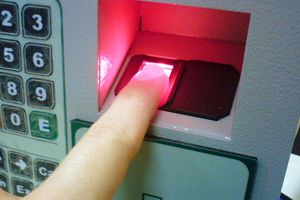 Биометрические системы безопасности: считывание отпечатков пальцев, распознавание лиц и другие