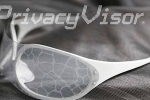 Исследователи разработали очки, которые противостоят системам распознавания лица
