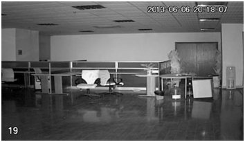 кадр з камери у приміщенні без джерел світла
